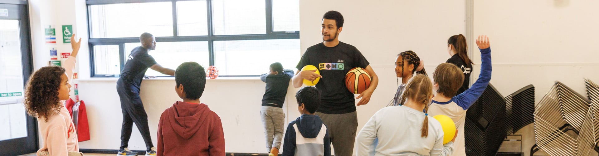 kids playing basketball -